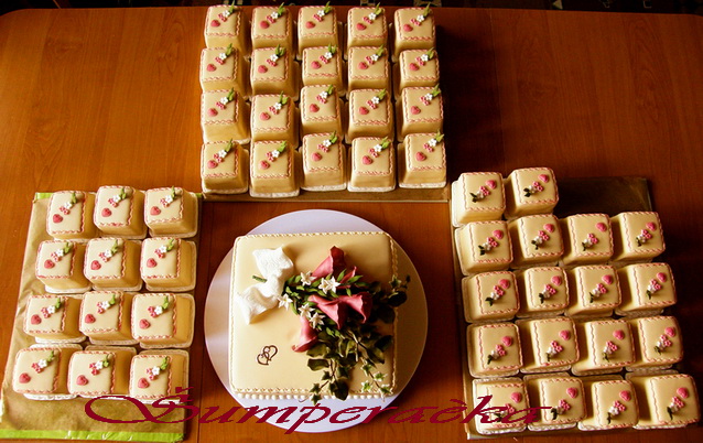 Svatební dort se 100 mini dortíčky